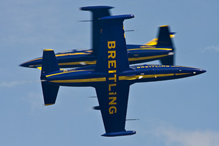 Photo of Breitling Jet Team opposing pass