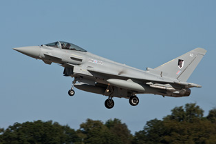 RAF Typhoon FGR4 ZJ946 overshooting Coningsby